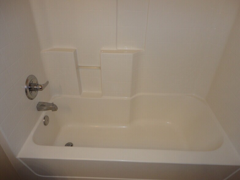 Building Photo - 648 Winding Lake Dr