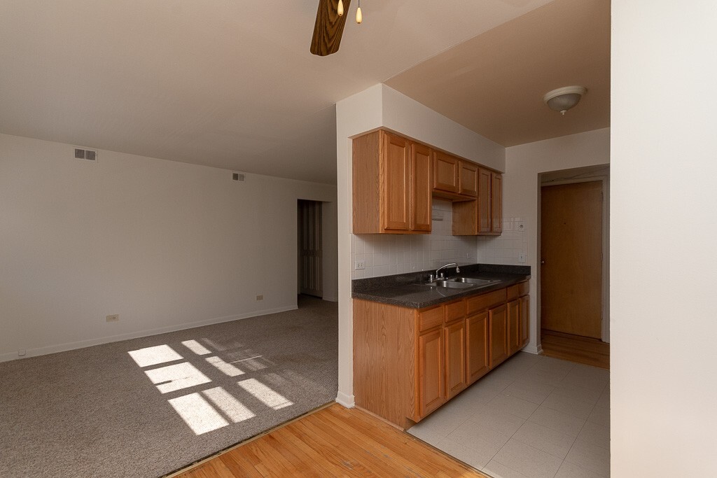Building Photo - 533 W Aldine Ave