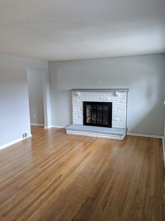 Building Photo - Beautiful and Spacious 4 Bedroom House nex...