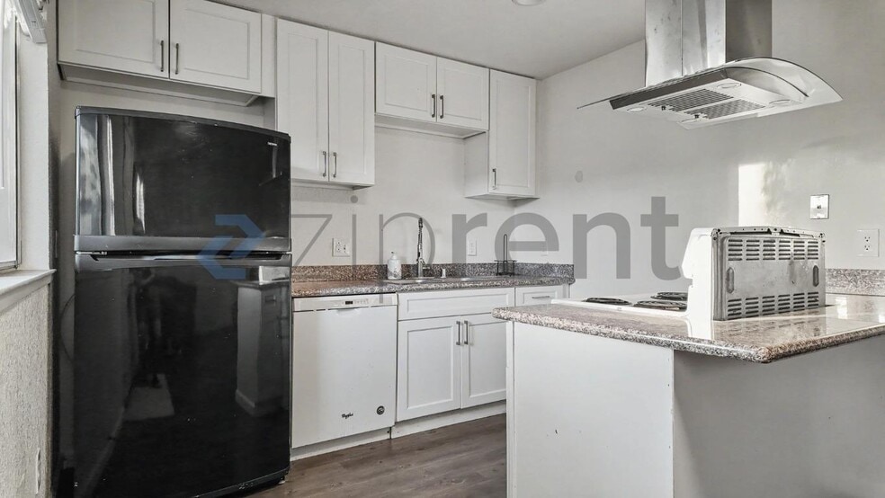 Building Photo - Unit D