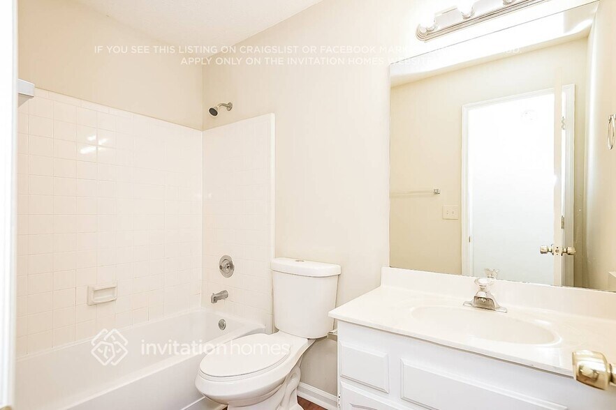 Building Photo - 2640 Woodside Dr