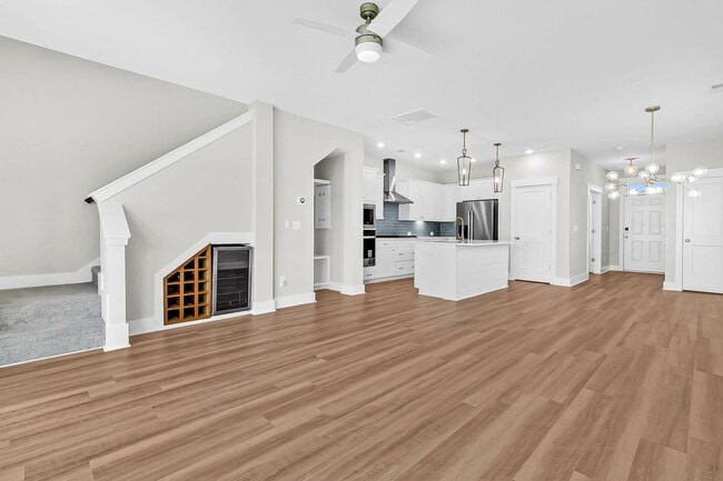 Building Photo - Must see 3 bedroom, 2.5 bath Home in Midto...