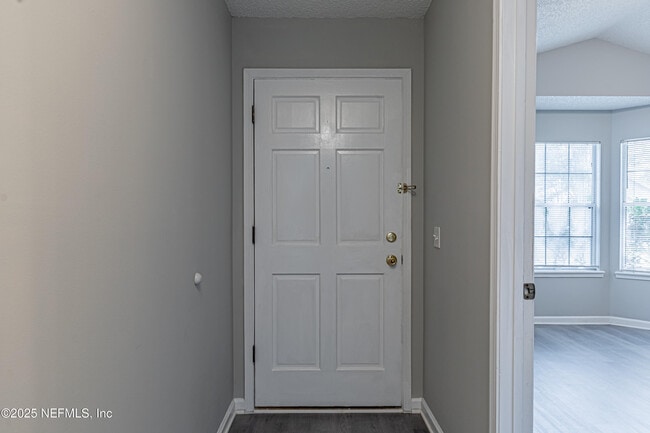Building Photo - 1836 Manitoba Ct N