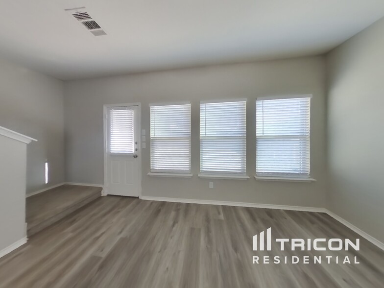 Building Photo - 9047 Kissena Park