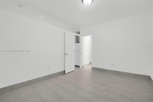 Building Photo - 13390 NE 6th Ave