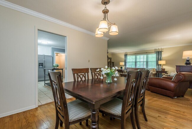 Building Photo - 4BR/ 3BA in West Hills + TWO 2-car garages, screened patio, fenced backyard