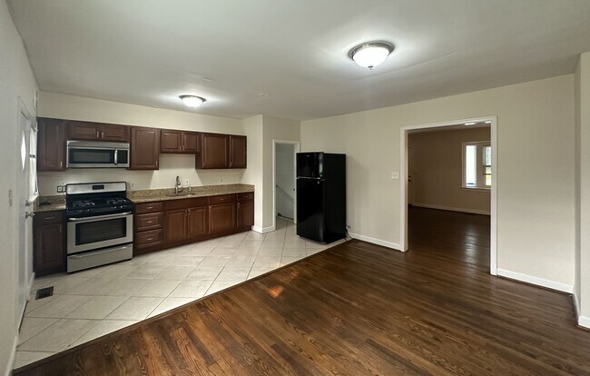 Building Photo - Charming 3Bedroom/1Bathroom in Cameron Vil...