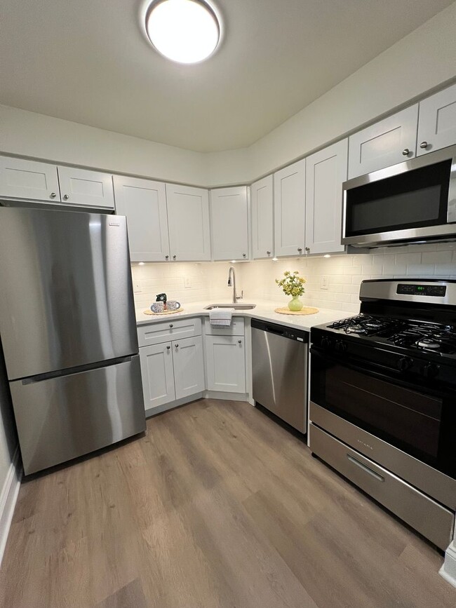 Building Photo - Fully Renovated 3 Bedroom 2 Bathroom Apart...