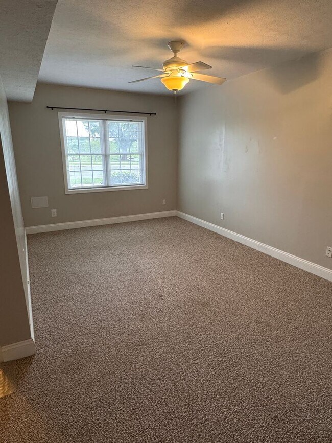 Building Photo - 3 Bedroom || 2 Full Bathroom & 2 Half Bathroom Townhome