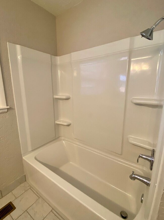 Building Photo - Updated & Renovated in Midtown! 3 Bedrooms...