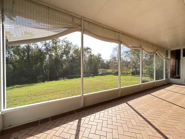 Building Photo - Beautiful Home with Water View in Eastwood!