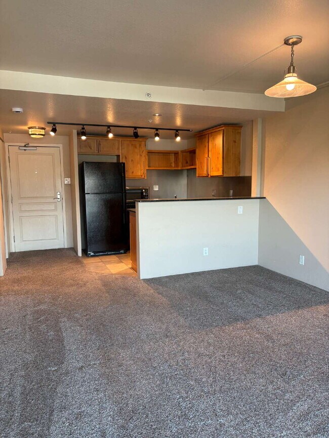 Building Photo - 1 bedroom Utilities Included - Downtown Citywalk