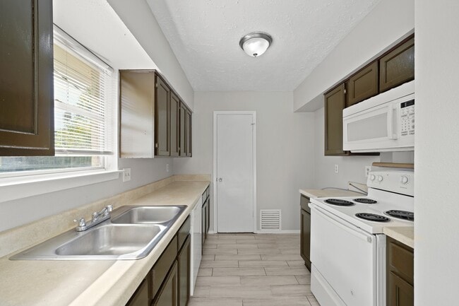 Building Photo - 7227 Colima Dr