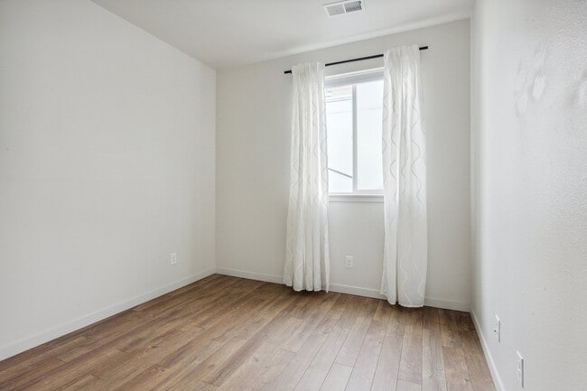 Building Photo - 2265 Glenarm Pl