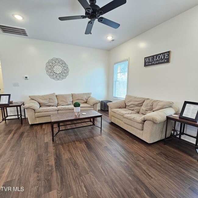 Building Photo - Modern 2-bedroom, 2 bathroom apartment convienent location