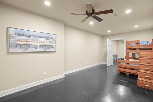 Building Photo - 121 Burgess Ln