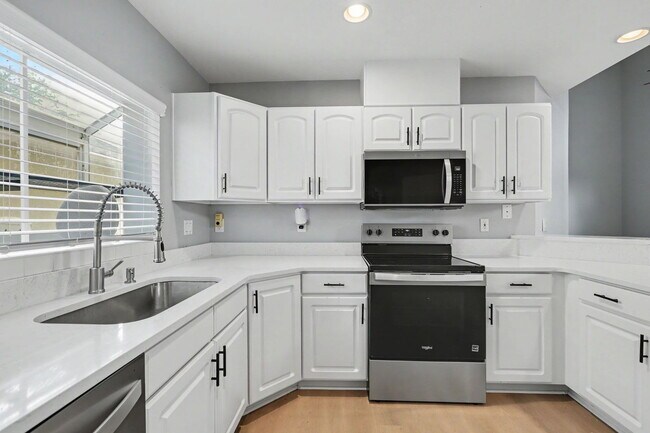 Building Photo - 6600 Gentle Ben Cir