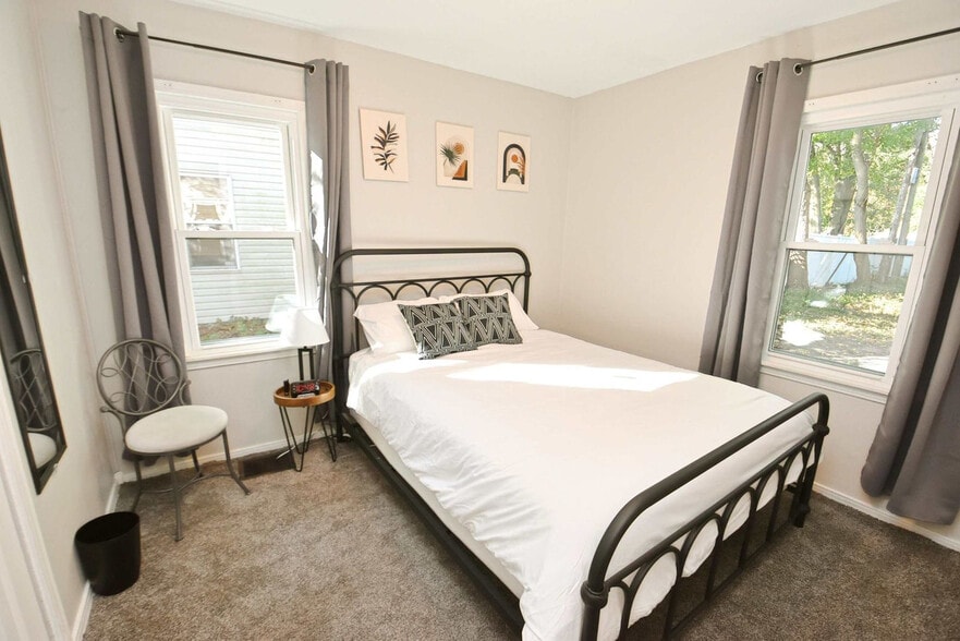 Building Photo - 815 N Twyckenham Dr