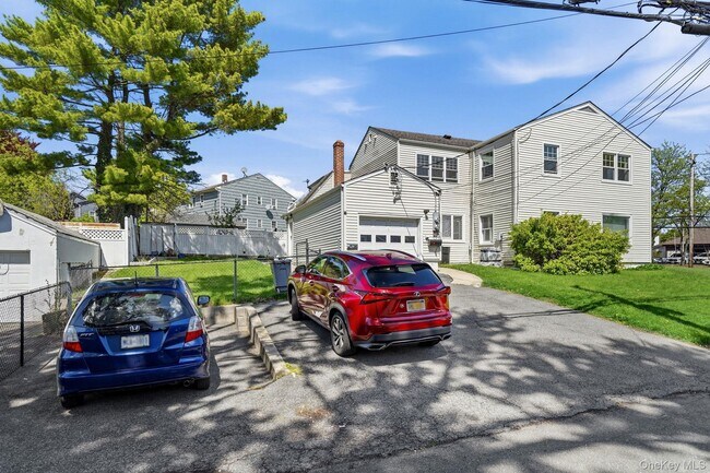 Building Photo - 250 S Ridge St