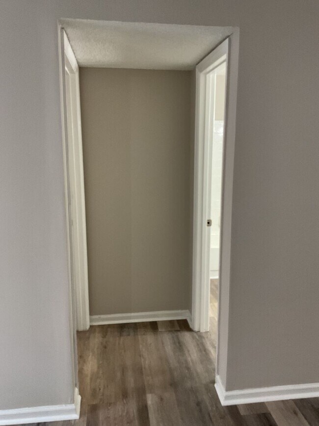 Building Photo - 1546 Hamilton Dr