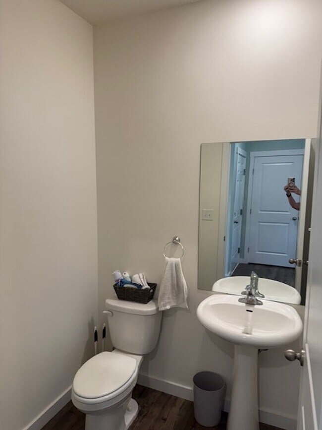 Building Photo - **PRICE IMPROVEMENT** LIKE-NEW GORGEOUS SI...