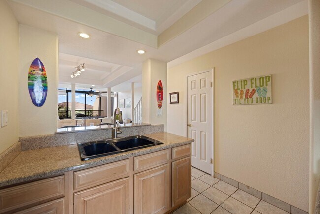 Building Photo - Stunning views, space and comfort.