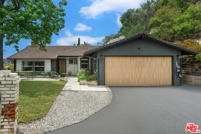 Building Photo - 1741 Golf Club Dr