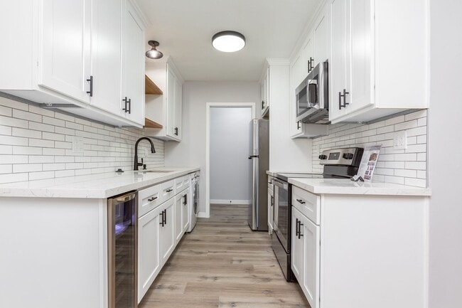 Building Photo - Coldwater Contessa