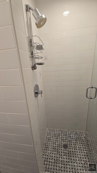 Building Photo - 5th AVE & 9th St spacious 1BR/1BA in High ...