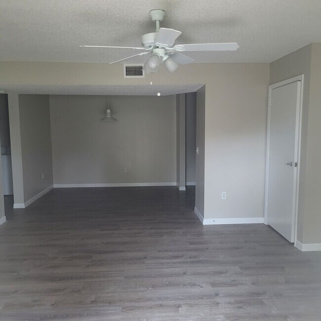 Building Photo - 1/1 condo on ground floor available now in Rockledge