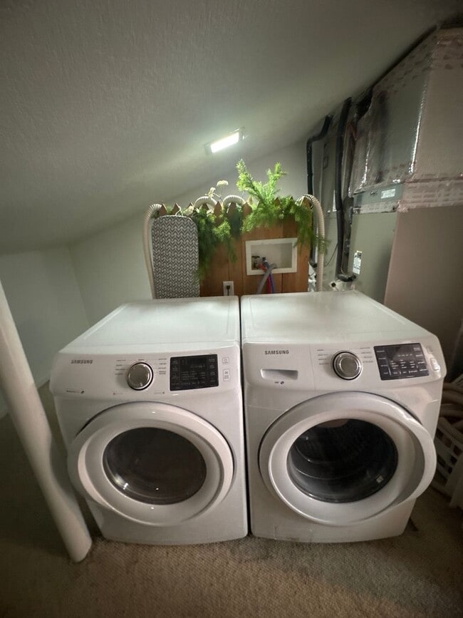 Building Photo - Two-story, four-bedroom, three-bathroom ho...