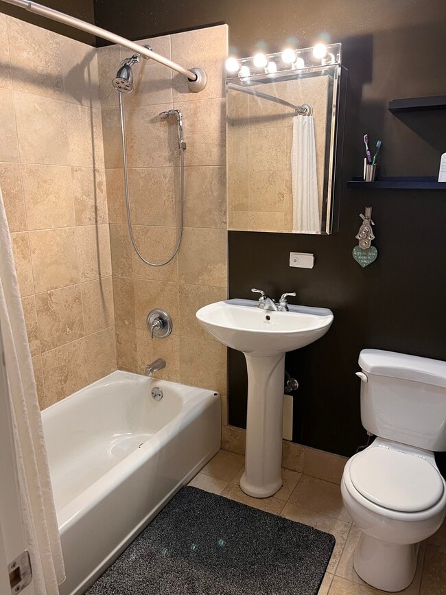 Building Photo - 1707 N Paulina St