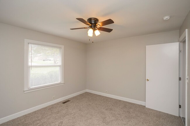 Building Photo - 208 Hillcrest Dr