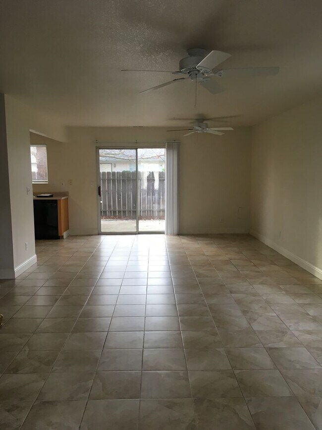 Building Photo - 819 Cally Ct