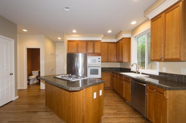 Building Photo - 4 bedroom in Kirkland WA 98033