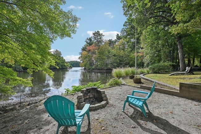 Building Photo - 10 Oakridge Ave