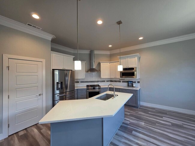 Building Photo - 584 Thebes St