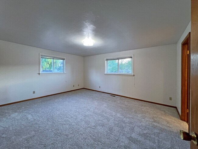 Building Photo - Rental ranch rambler - 3 bed, 2.5 bath, 2 ...