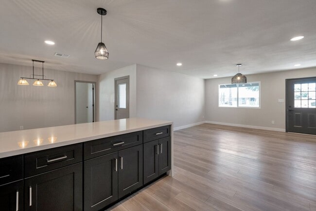 Building Photo - Super Nice Remodeled Home with Pool Close to ASU