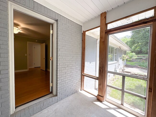 Building Photo - 3 Bedroom House: Walking Distance to Campu...