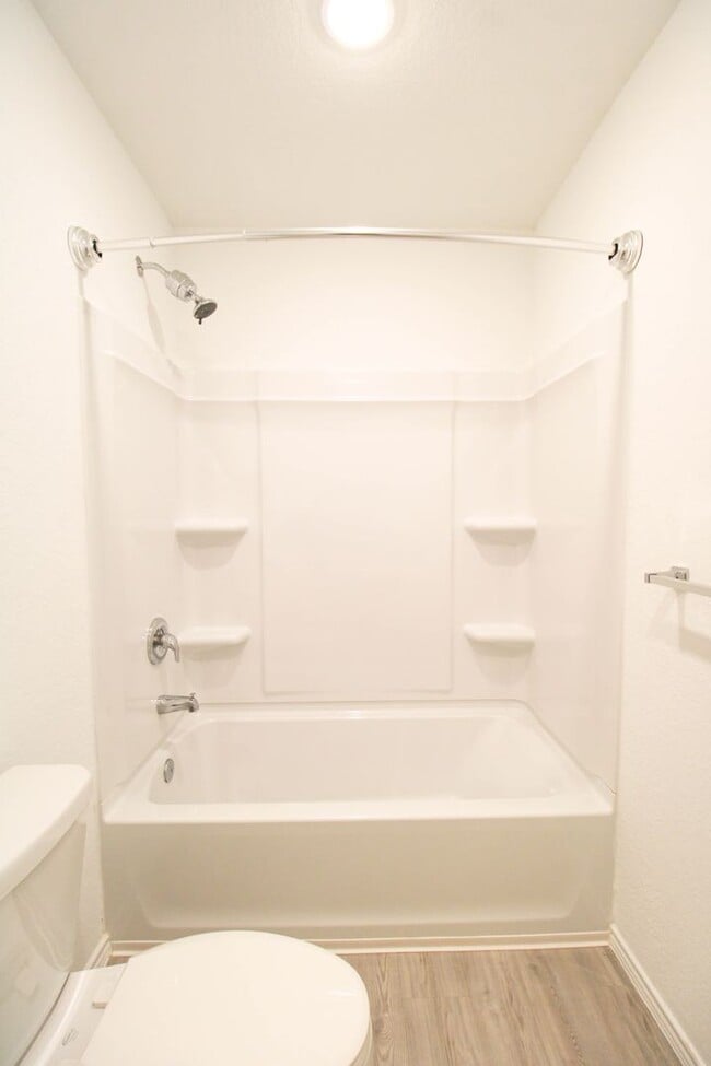 Building Photo - ************Move In Special- 2 WEEKS FREE!!!!************