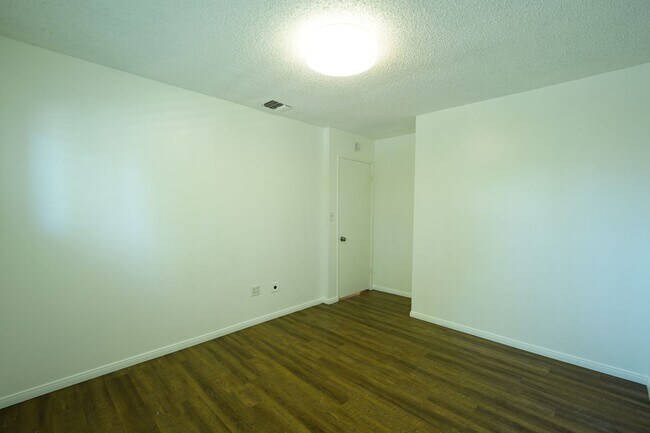 Building Photo - 220 Lilac Ct