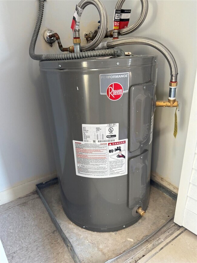 Building Photo - 9930 Twin Lakes Dr