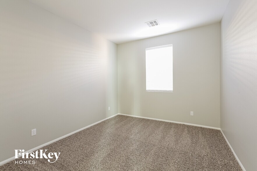 Building Photo - 584 Little Moon Ave