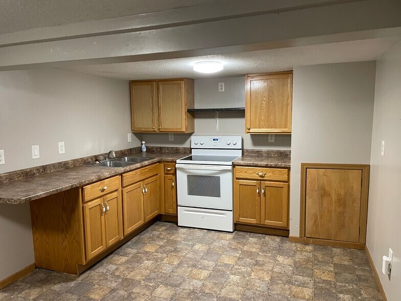B kitchen - 929 4th St SE