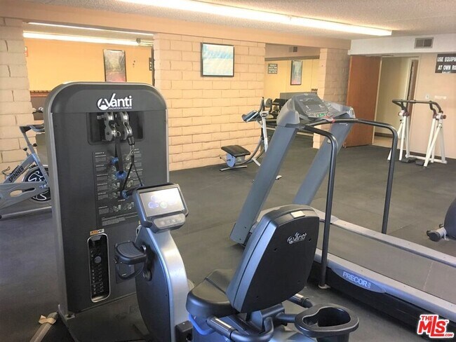 Building Photo - 2501 W Redondo Beach Blvd