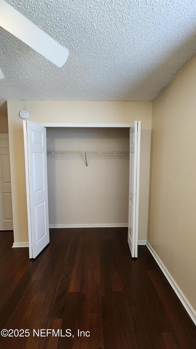 Building Photo - 256 Southlake Dr