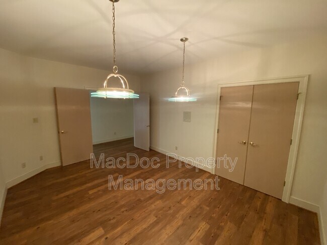 Building Photo - 11225 N Club Dr