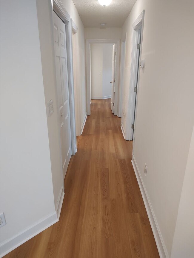 Building Photo - NEWLY RENOVATED 4 Bed/2 Bath with Communit...