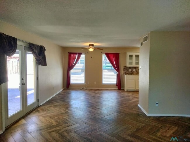Building Photo - 1408 Colonial Pkwy